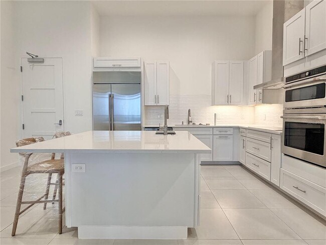 Building Photo - 920 N Osceola Ave