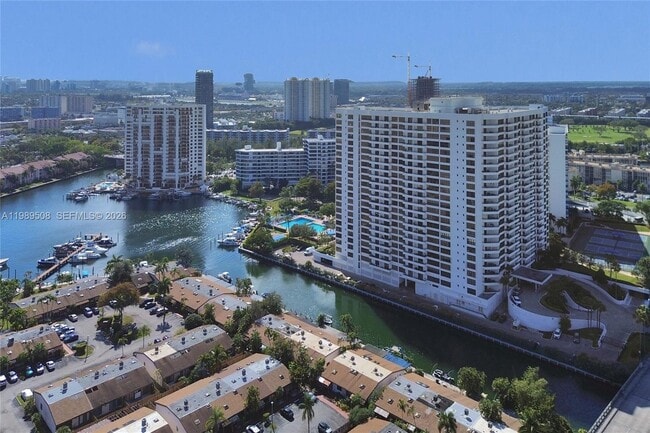 Building Photo - 2619 Parkview Dr S