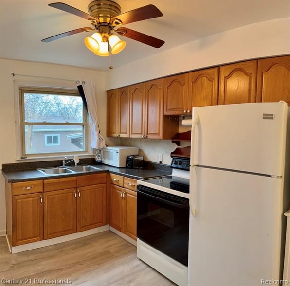 Building Photo - 1403 E Maxlow Ave