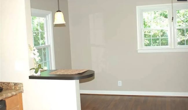 Building Photo - Cute 3 bed 1.5 bath, fenced yard, perfect ...
