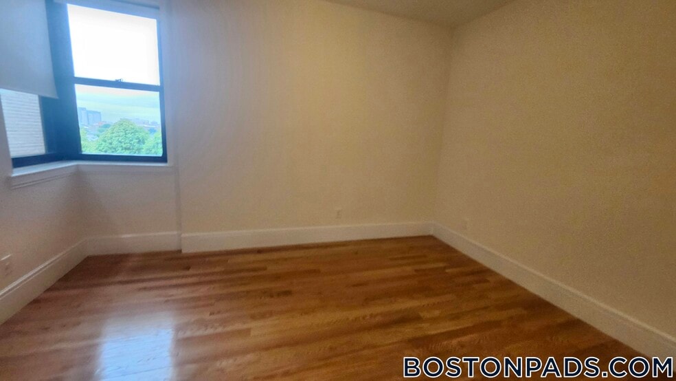 Building Photo - 504 Beacon St