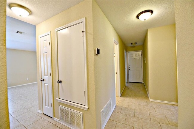 Building Photo - 1110 Henderson Dr