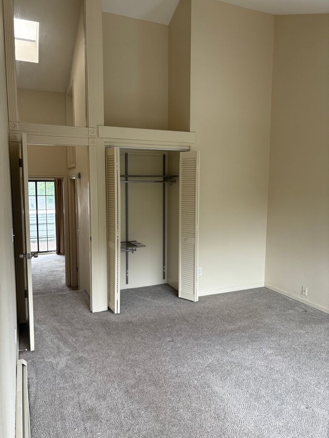 Building Photo - Top Floor 2 Bed 1.5 Bath Two Story Condo I...