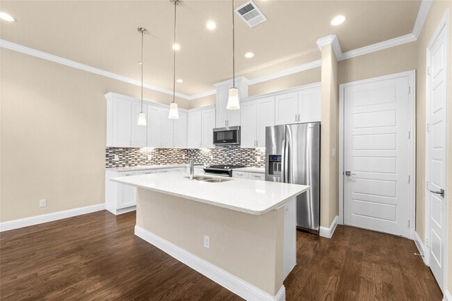 Building Photo - 2952 Sheridan Dr