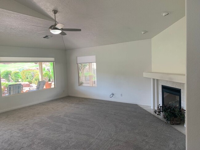 Building Photo - Wonderful 3 Bed 2 Bath Single Story on Sou...