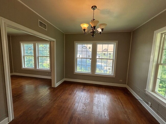 Building Photo - Updated 2 Story Home