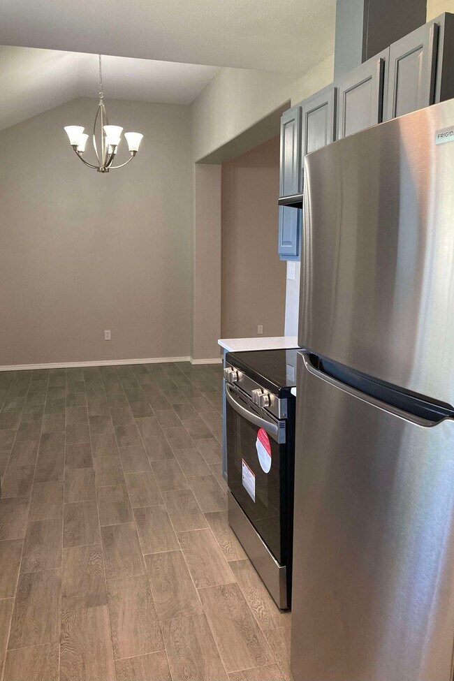 Building Photo - 405 Poblano Dr