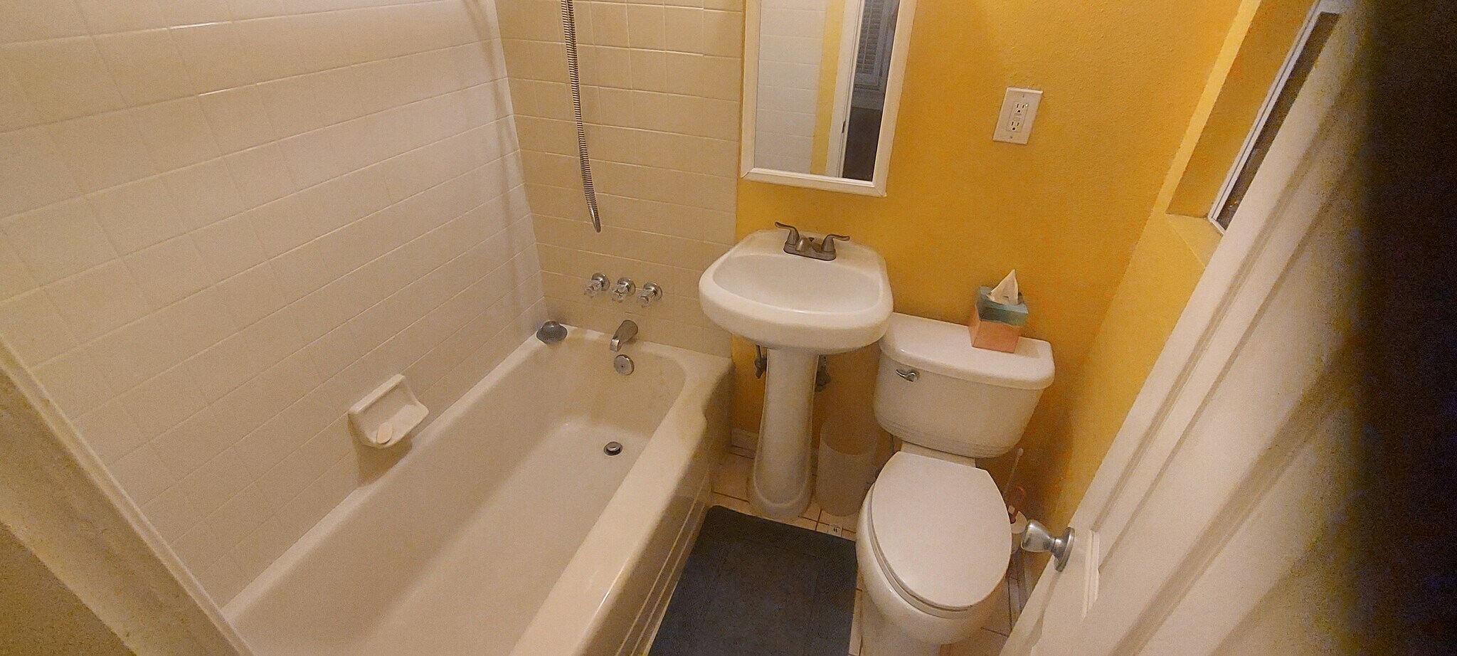 Building Photo - 2818 S Bronson Ave