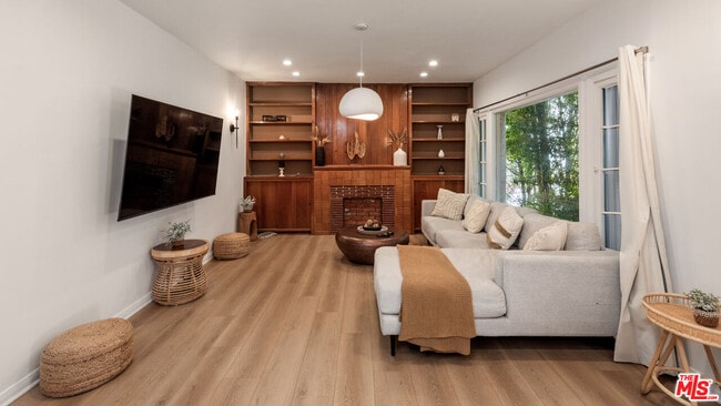Building Photo - 237 S Doheny Dr