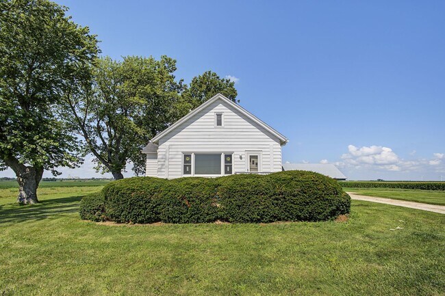 Building Photo - 3 Bedroom, 1 Bathroom Rural Home for Rent – Farmer City, IL