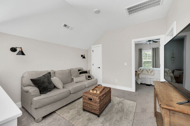 Building Photo - 1016 Sycamore Rdg E