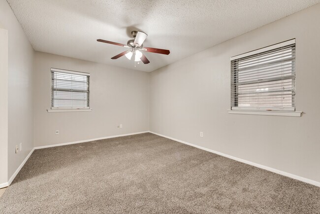 Building Photo - 1812 Ravenswood Dr N