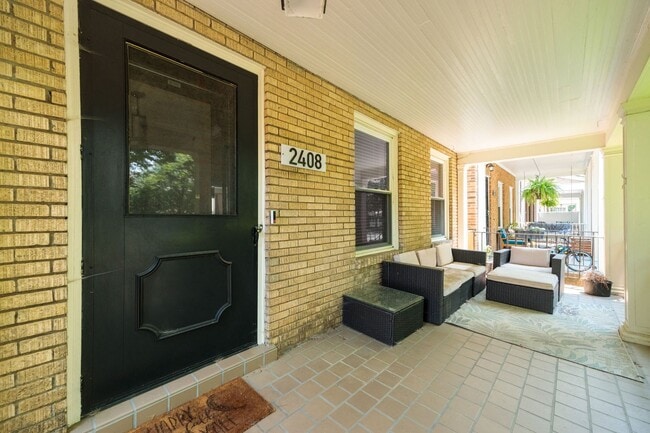 Building Photo - Beautiful Renovated 3 Bedroom 2.5 Bath off...
