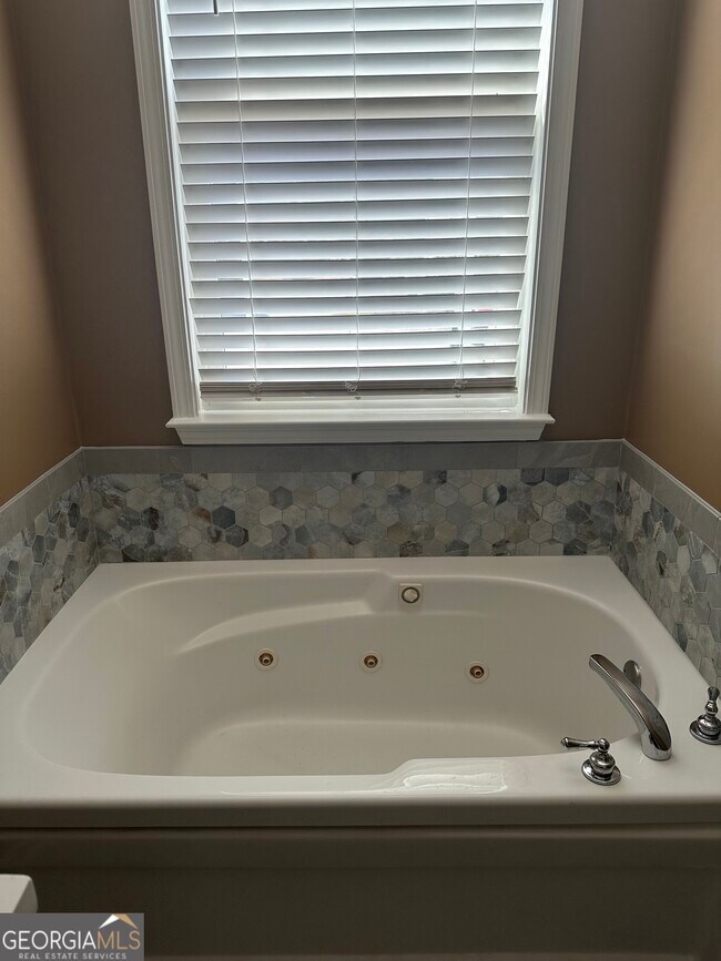 Building Photo - 124 Cottesford Dr SW