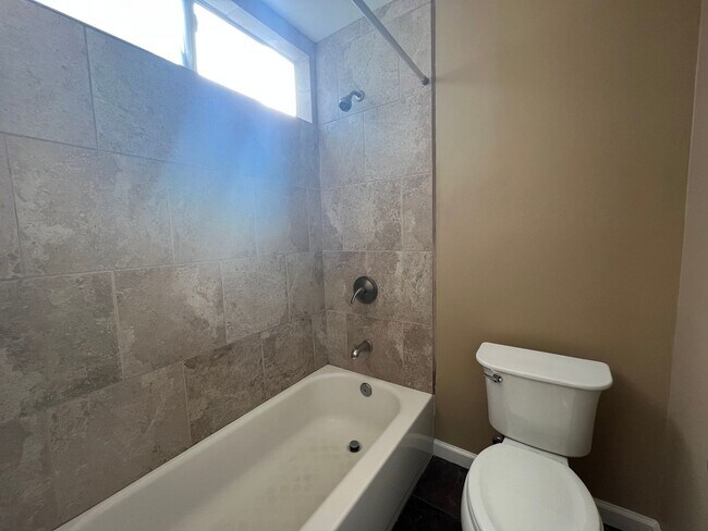 Building Photo - Charming house for rent in Encanto!