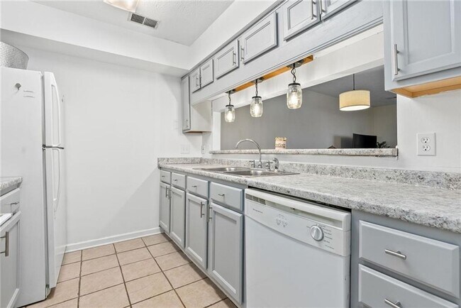 Building Photo - 1096 Chinook St