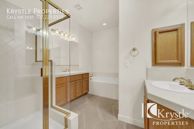 Building Photo - Gorgeous condo in beautiful Tiara gated co...