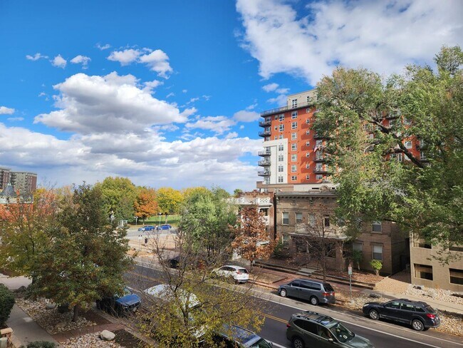 Building Photo - Spacious two bedroom two full bath in the heart of downtown!! AVAIL NOW!