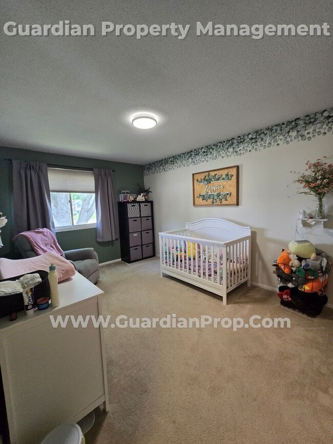 Building Photo - Split Level Home in Roseville Available 8/...