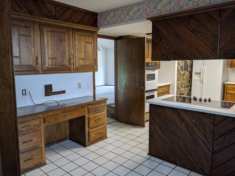 Breakfast area with desk area - 205 N Easy St