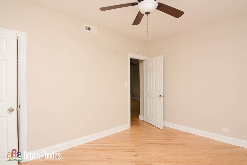 Building Photo - 922 N Green Bay Rd