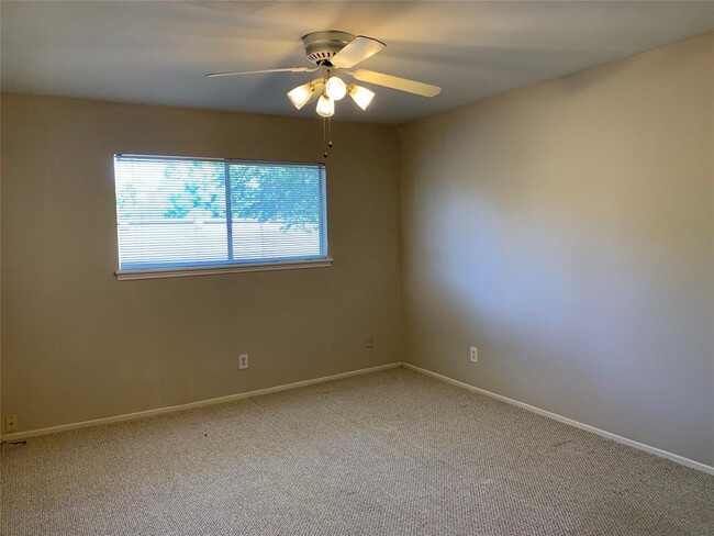 Building Photo - 13140 Trail Hollow Dr