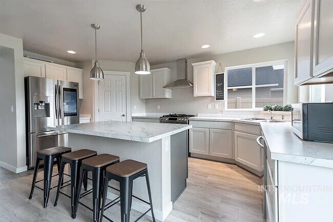Building Photo - Great 4 bed 2.5 bath home with 2600 sq ft!  Kuna Home with lots of room just off N Ten Mile Rd an...