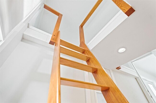 Building Photo - 205 Garden Cir N