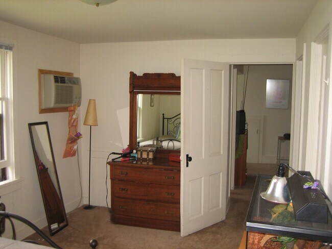Building Photo - Cozy, Pet-Friendly 2BR Apartment Near Downtown Middleton