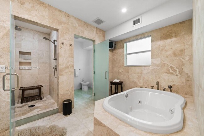 Building Photo - 5055 N Bay Rd