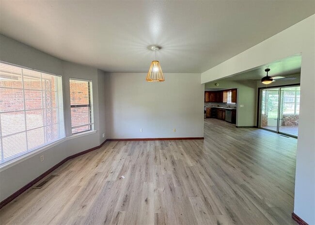 Building Photo - 345 Travis Cir