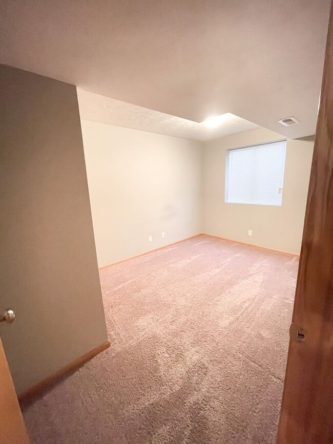 Building Photo - 3 Bedroom & 3 Bathroom Townhouse for Rent!