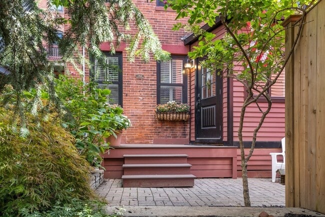 Building Photo - 9R Salem St Ave