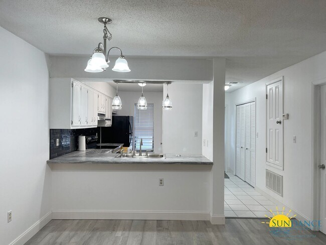Building Photo - Lovely 2 Story end unit Townhouse in Fort Walton!