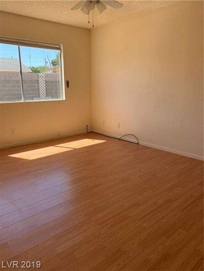 Building Photo - Spacious Single-Story Home with Large Lot & No HOA