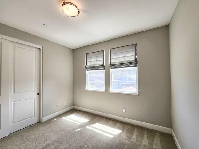 Building Photo - Spacious 5 bedroom house