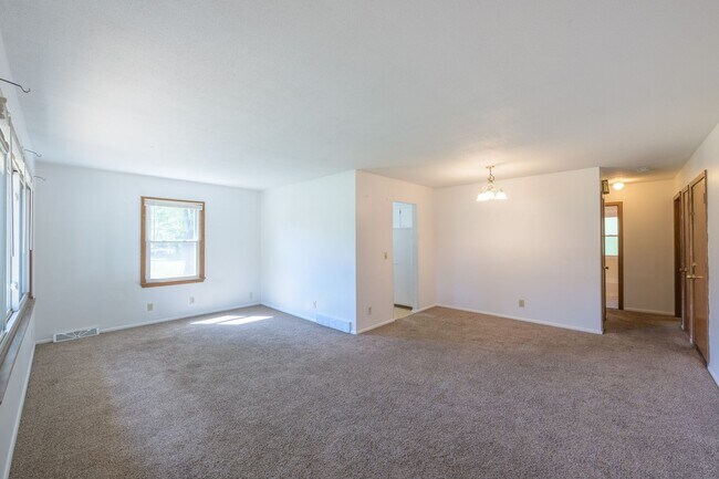 Building Photo - Beautiful 2Bed 1Bath Bloomington Twin Home...