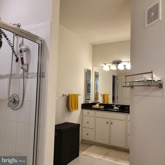 Building Photo - Welcome to your new home in the heart of L...