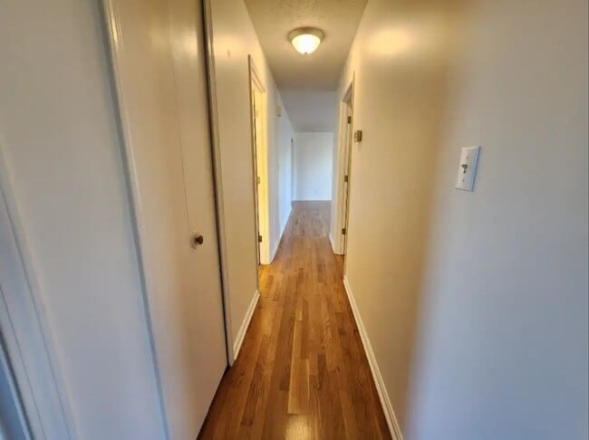 Building Photo - A cozy 3 bedroom, one bathroom house!