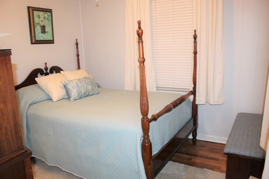 Bedroom 2 - Full bed - 28 White Pine Dr