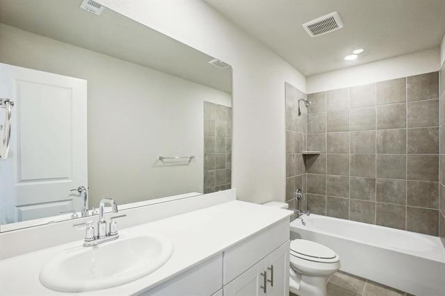 Building Photo - 4001 Medina Dr
