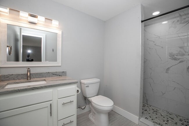 Building Photo - Renovated ranch style home home near Lake ...