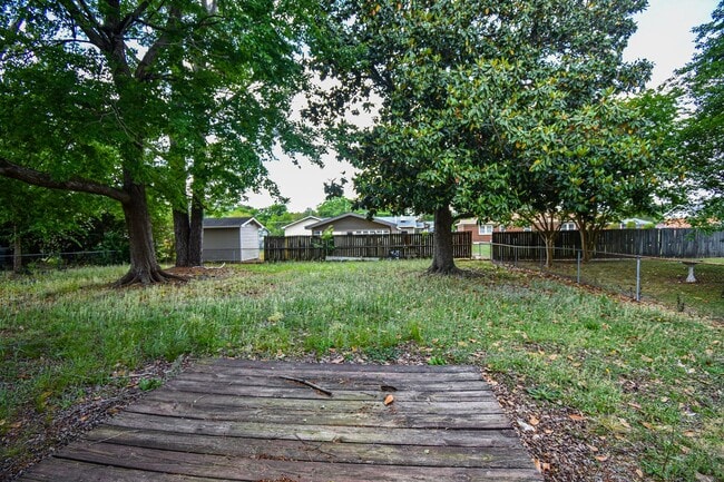 Building Photo - 3 Bedroom and 1.5 Bath Home- Hardwood Floors