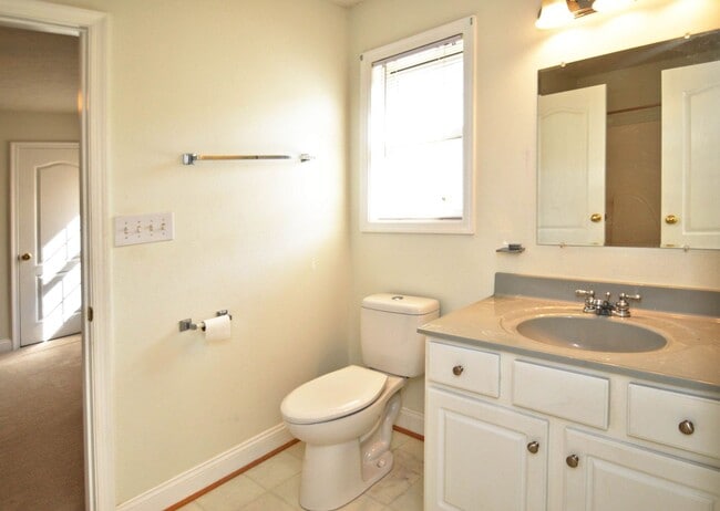 Building Photo - Live in Wyndhurst!