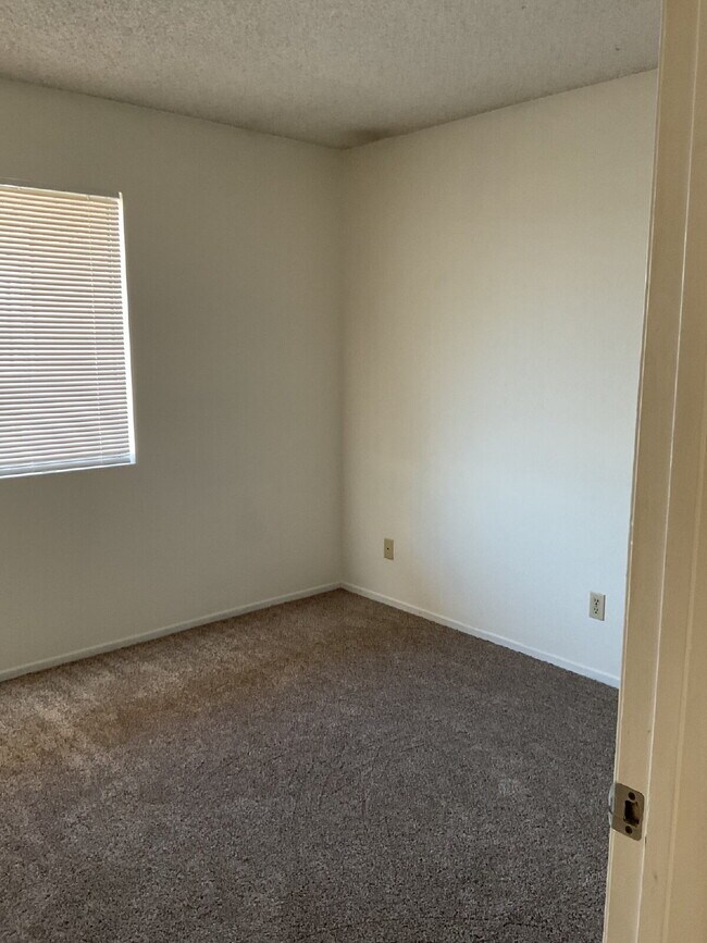 Building Photo - "Discover Coastal Living: Spacious 3-Bed, 2-Bath Townhouse