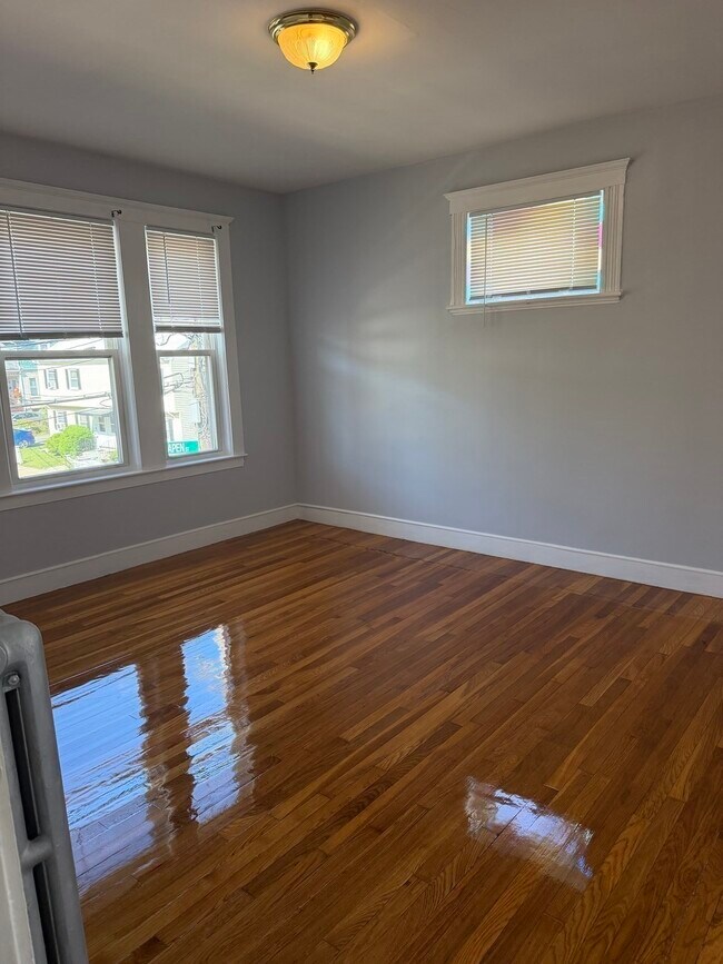 Building Photo - 120 Capen St