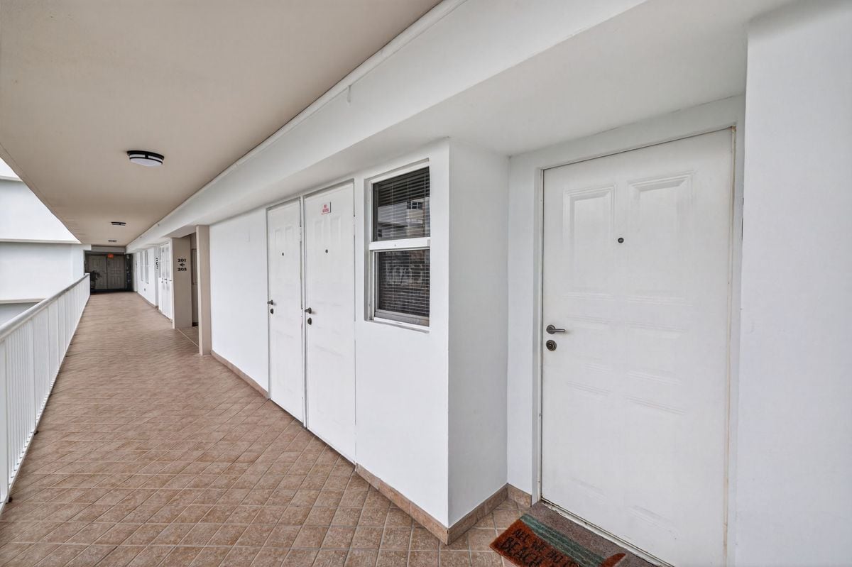 Building Photo - 121 Golden Isles Dr
