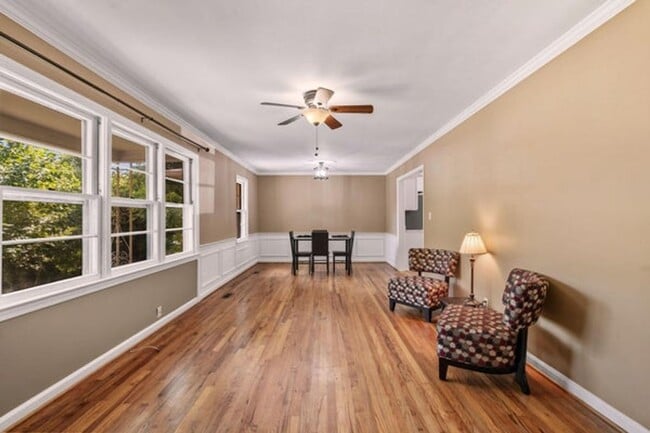 Building Photo - 3005 Pine Dr NE