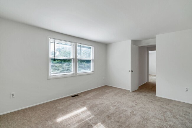 Building Photo - Fantastic 4 Bed 2.5 Bath Colonial Home Sou...