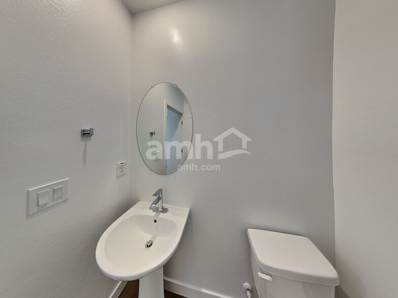 Building Photo - 20177 W Thomas Rd